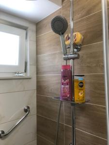 ein Badezimmer mit einem Regal mit Toilettenartikeln darauf in der Unterkunft Apartman Blue Moon Split- free parking in Split + 30 Fotos