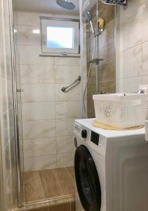eine Waschmaschine in einem Badezimmer mit Dusche in der Unterkunft Apartman Blue Moon Split- free parking in Split