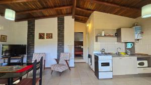 a kitchen with a stove and a table with chairs at La Pasionaria in La Rancherita