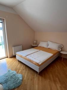 Ένα ή περισσότερα κρεβάτια σε δωμάτιο στο Peaceful 4-room house in Maribor - bike-friendly