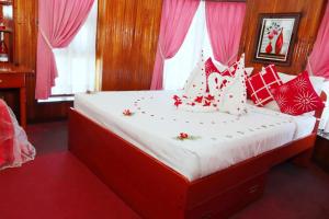 Postel nebo postele na pokoji v ubytování Heavenly Home Inn