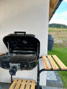 a grill sitting on top of a bench at Wyborny Zakątek in Powrożnik