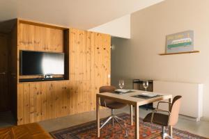 comedor con mesa y TV en la pared en Outsite Porto Mouco, en Oporto