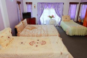 Postel nebo postele na pokoji v ubytování Heavenly Home Inn