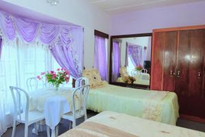 Postel nebo postele na pokoji v ubytování Heavenly Home Inn