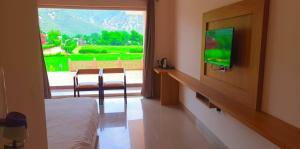 TV a/nebo společenská místnost v ubytování Dhawala Resort By Aamod