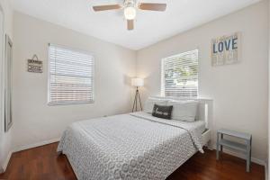 Gallery image of Clearwater 2BR Home Private Fire Pit, Hammock & Grill 10 Min to Beach in Clearwater +40 photos