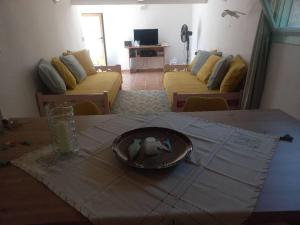ein Wohnzimmer mit einem Tisch, auf dem ein Teller steht in der Unterkunft Eresina in Eresos