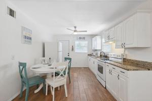 Gallery image of Clearwater 2BR Home Private Fire Pit, Hammock & Grill 10 Min to Beach in Clearwater