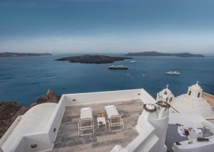 einen Blick auf das Meer von der Spitze eines Gebäudes in der Unterkunft Aigialos Luxury Traditional Settlement in Fira