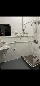 un baño con ducha y lavabo en Jack coffee hostel 7, en Sremski Karlovci