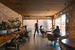 un grupo de personas sentadas en mesas en un restaurante en Outsite Porto Mouco, en Oporto