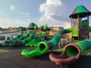 Plac zabaw dla dzieci w obiekcie Camping les lodges du lagon