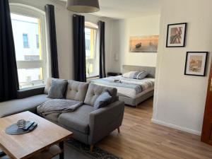 a living room with a couch and a bed at Altbauapartment in Wassernähe und Magenta TV in Brandenburg an der Havel