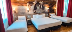 Postel nebo postele na pokoji v ubytování Logis VIGNES BLANCHES*** Hôtel Cosy et restaurant de terroir