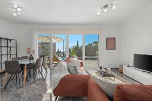 Μια τηλεόραση ή/και κέντρο ψυχαγωγίας στο Anais Luxury Villa by Nomads
