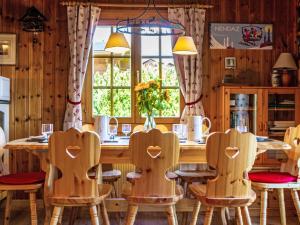 uma sala de jantar com mesa e cadeiras de madeira em Chalet Mirabeau 6 by Interhome em Nendaz