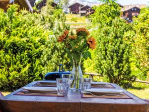 Um jardim em Chalet Mirabeau 6 by Interhome