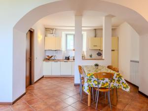 Una cocina y un comedor con mesa y sillas. en Apartment Vecchia Filanda - MSO150 Apartment 303 by Interhome, en Musso 20 fotos más