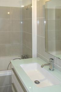 Ένα μπάνιο στο Apartment Las Delicias by Interhome +13 φωτογραφίες
