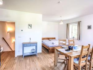 ホルニー・プラナーにあるApartment Slunečná by Interhomeのベッドとテーブルのある部屋とダイニングルーム +58枚の写真