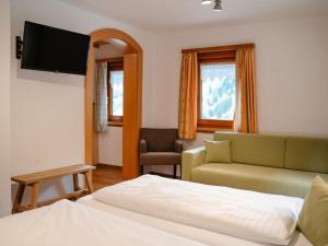 Televízia a/alebo spoločenská miestnosť v ubytovaní Apartment Mölbegg by Interhome