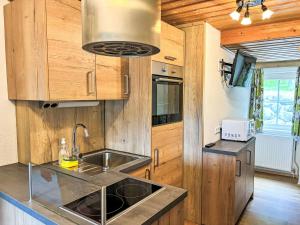 Kuchyňa alebo kuchynka v ubytovaní Apartment Donnersbach by Interhome