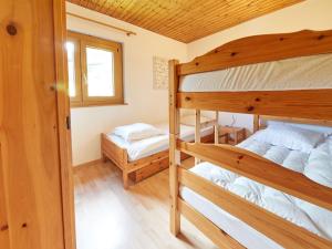 Postel nebo postele na pokoji v ubytování Chalet Lilas by Interhome