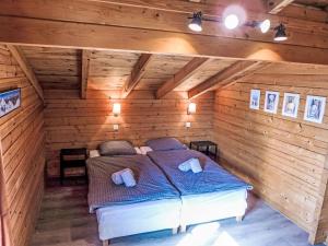Postel nebo postele na pokoji v ubytování Chalet Chalet Sans Nom by Interhome