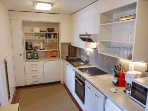 Kuchyň nebo kuchyňský kout v ubytování Chalet Chalet Sans Nom by Interhome