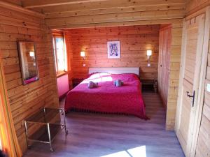 Postel nebo postele na pokoji v ubytování Chalet Chalet Sans Nom by Interhome
