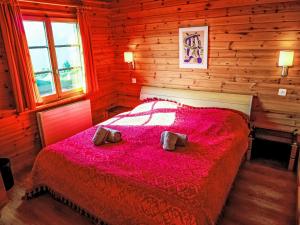 Postel nebo postele na pokoji v ubytování Chalet Chalet Sans Nom by Interhome