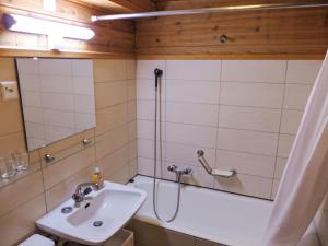 Koupelna v ubytování Chalet Chalet Sans Nom by Interhome