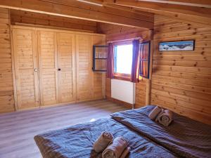 Postel nebo postele na pokoji v ubytování Chalet Chalet Sans Nom by Interhome