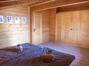 Postel nebo postele na pokoji v ubytování Chalet Chalet Sans Nom by Interhome