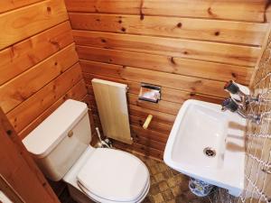 Koupelna v ubytování Chalet Chalet Sans Nom by Interhome