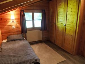 Postel nebo postele na pokoji v ubytování Chalet Chalet Sans Nom by Interhome