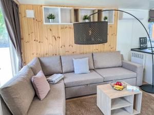 リーデンブルクにあるHoliday Home Tiny Haus Suite Altmühlperle by Interhomeのソファとテーブルのあるリビングルーム