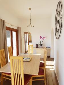 Un comedor y una cocina con mesa y sillas. en Villa Sellares, en Mojácar
