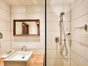 un baño con lavabo y ducha en Apartment Inn by Interhome, en See