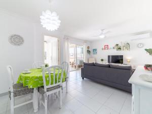 Et tv og/eller underholdning på Apartment Las Terrazas V by Interhome