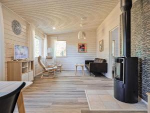 TV a/nebo společenská místnost v ubytování Holiday Home Villa ankkuri by Interhome