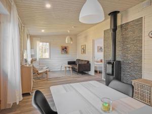 Posezení v ubytování Holiday Home Villa ankkuri by Interhome