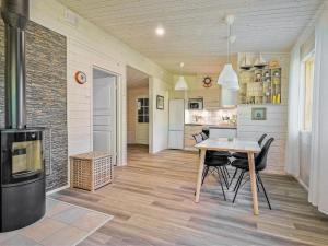 Kuchyň nebo kuchyňský kout v ubytování Holiday Home Villa ankkuri by Interhome + 21 fotografií