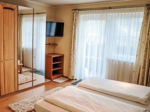 Postel nebo postele na pokoji v ubytování Apartment Kirschbaum by Interhome