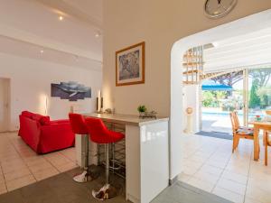 ein Wohnzimmer mit einem roten Sofa und einem Tisch in der Unterkunft Villa Ohana by Interhome in Sainte-Maxime + 32 Fotos
