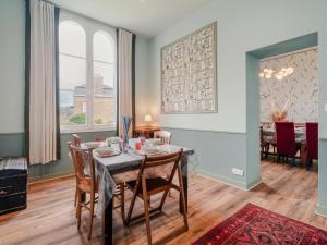Un comedor con mesa y sillas y dos ventanas. en Villa Blanc Castel by Interhome, en Saint-Briac-sur-Mer 29 fotos más