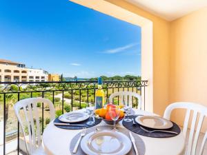 einen Tisch mit einem Obstteller auf dem Balkon in der Unterkunft Apartment Les Marines-1 by Interhome in La Foux