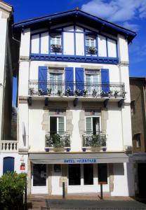 Foto da galeria de Hôtel Ohartzia em Saint-Jean-de-Luz