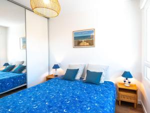 Una cama o camas en una habitación de Apartment Jade et Elena-3 by Interhome